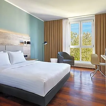 Courtyard By Marriott Otel