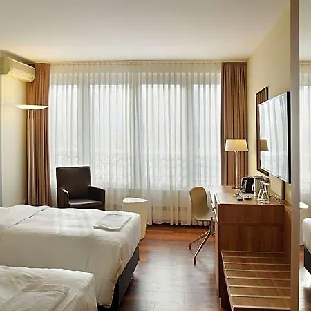 Courtyard By Marriott Otel 4*
